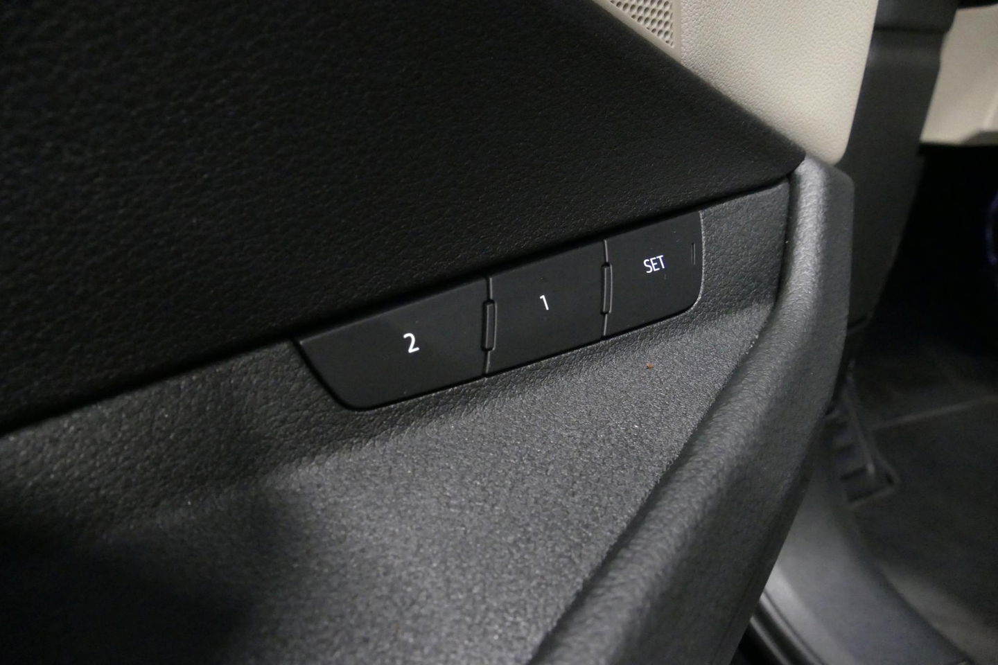 Audi e-tron 55 quattro Business Edition Plus 95 kWh / SOH 89% / Panoramadak / Elektr. verstelbare voorstoelen (links memory) / Luchtvering / Apple Carplay - Android Auto / Ambienteverlichting / Matrix LED koplampen / Stoelverwarming / Achteruitrijcamera / Adaptive Cr