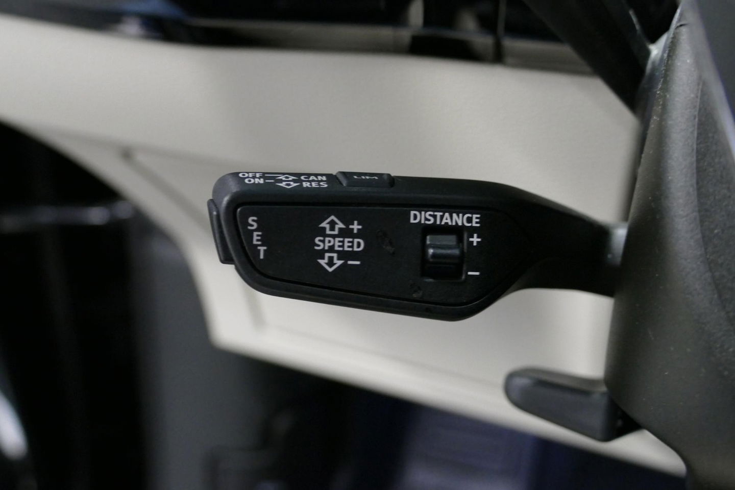 Audi e-tron 55 quattro Business Edition Plus 95 kWh / SOH 89% / Panoramadak / Elektr. verstelbare voorstoelen (links memory) / Luchtvering / Apple Carplay - Android Auto / Ambienteverlichting / Matrix LED koplampen / Stoelverwarming / Achteruitrijcamera / Adaptive Cr