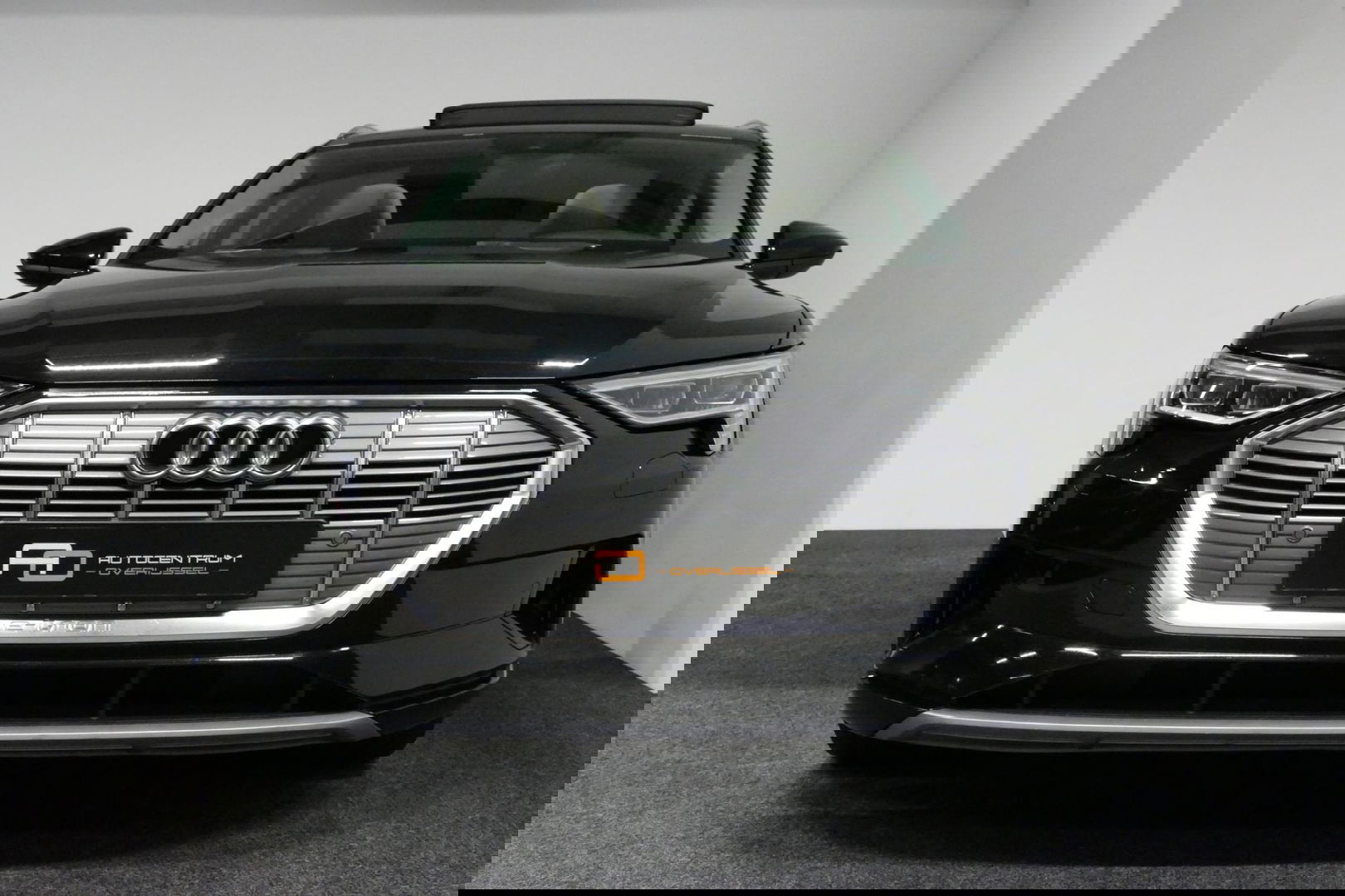 Audi e-tron 55 quattro Business Edition Plus 95 kWh / SOH 89% / Panoramadak / Elektr. verstelbare voorstoelen (links memory) / Luchtvering / Apple Carplay - Android Auto / Ambienteverlichting / Matrix LED koplampen / Stoelverwarming / Achteruitrijcamera / Adaptive Cr