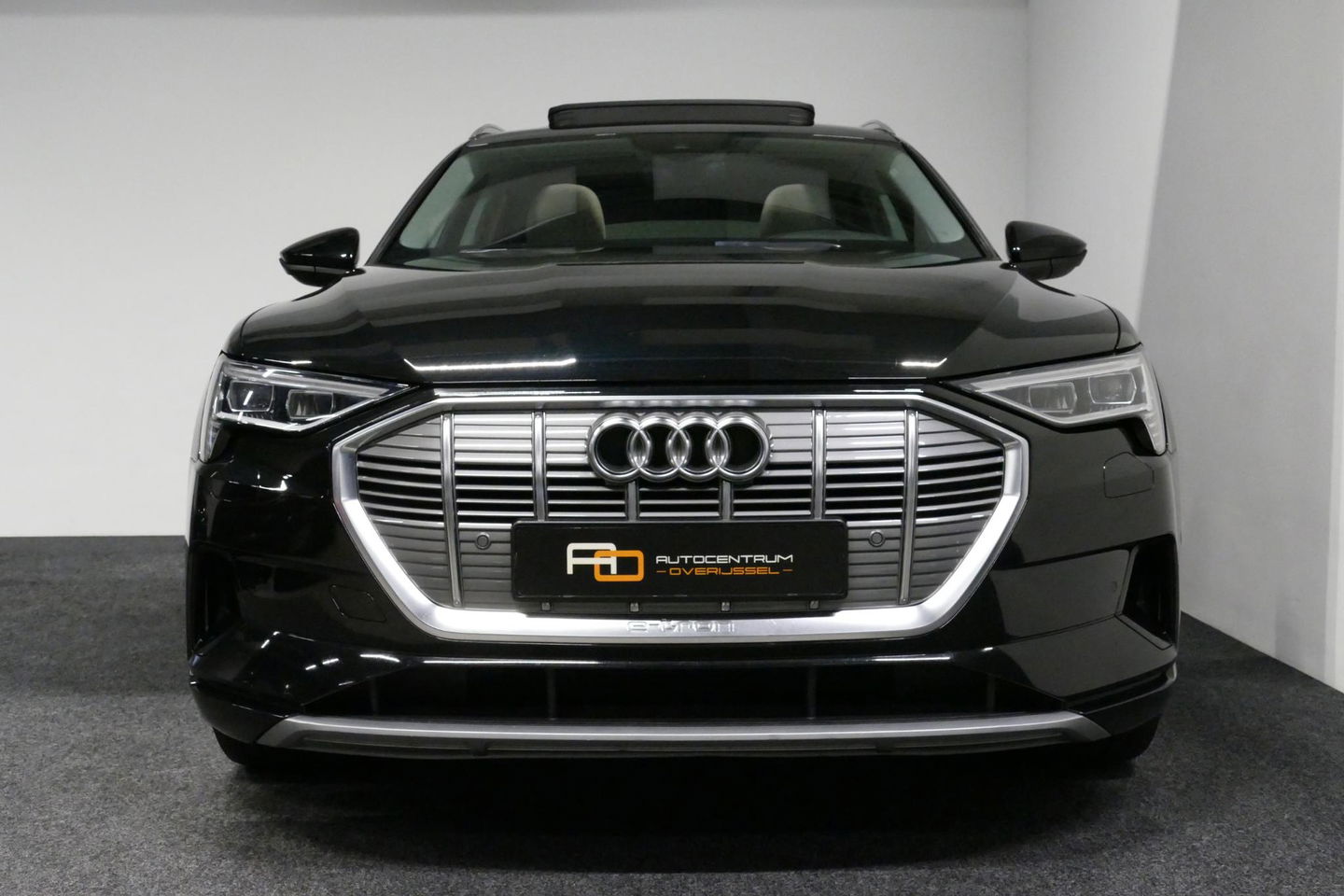 Audi e-tron 55 quattro Business Edition Plus 95 kWh / SOH 89% / Panoramadak / Elektr. verstelbare voorstoelen (links memory) / Luchtvering / Apple Carplay - Android Auto / Ambienteverlichting / Matrix LED koplampen / Stoelverwarming / Achteruitrijcamera / Adaptive Cr
