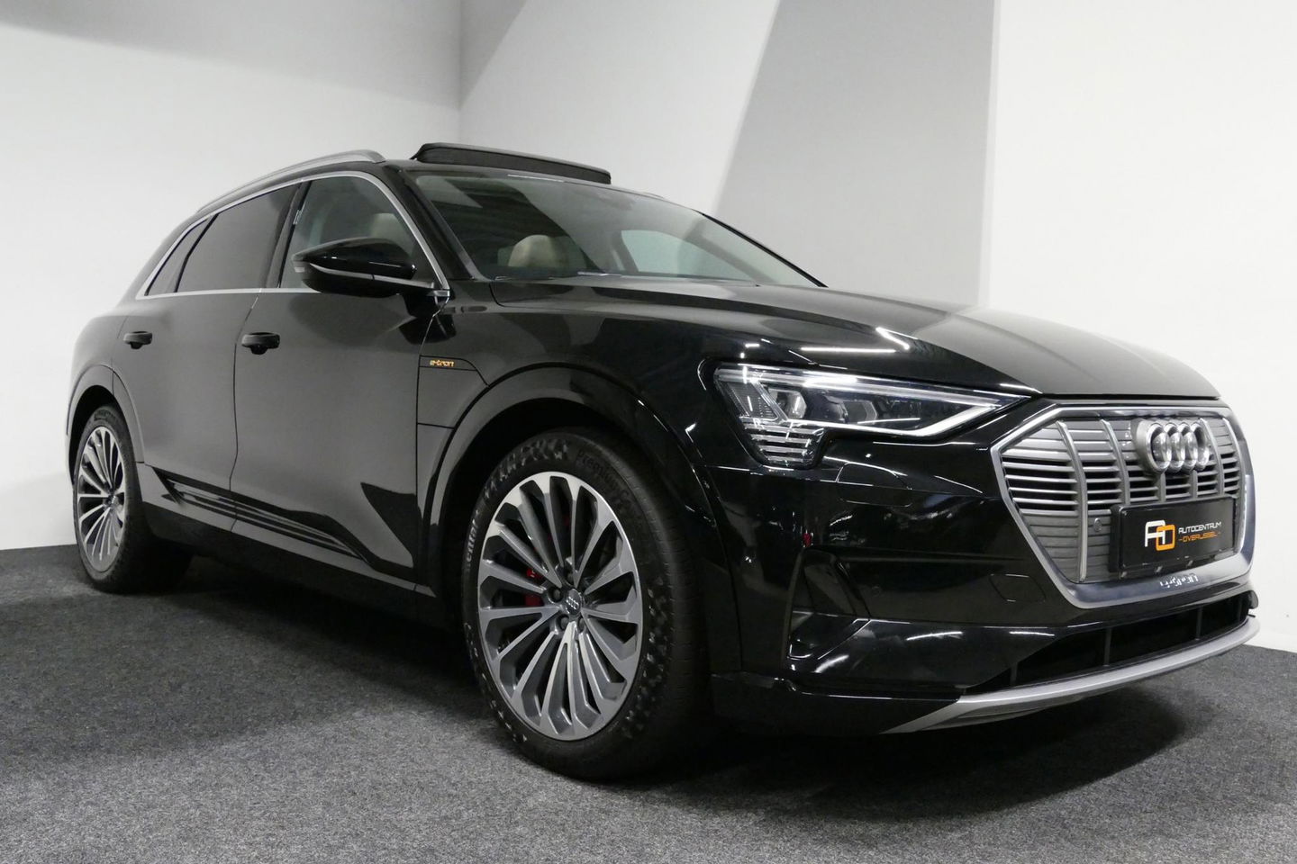 Audi e-tron 55 quattro Business Edition Plus 95 kWh / SOH 89% / Panoramadak / Elektr. verstelbare voorstoelen (links memory) / Luchtvering / Apple Carplay - Android Auto / Ambienteverlichting / Matrix LED koplampen / Stoelverwarming / Achteruitrijcamera / Adaptive Cr