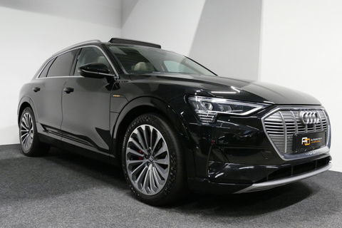 Audi e-tron 55 quattro Business Edition Plus 95 kWh / SOH 89% / Panoramadak / Elektr. verstelbare voorstoelen (links memory) / Luchtvering / Apple Carplay - Android Auto / Ambienteverlichting / Matrix LED koplampen / Stoelverwarming / Achteruitrijcamera / Adaptive Cr