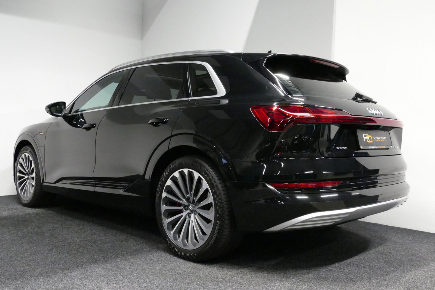 Audi e-tron 55 quattro Business Edition Plus 95 kWh / SOH 89% / Panoramadak / Elektr. verstelbare voorstoelen (links memory) / Luchtvering / Apple Carplay - Android Auto / Ambienteverlichting / Matrix LED koplampen / Stoelverwarming / Achteruitrijcamera / Adaptive Cr