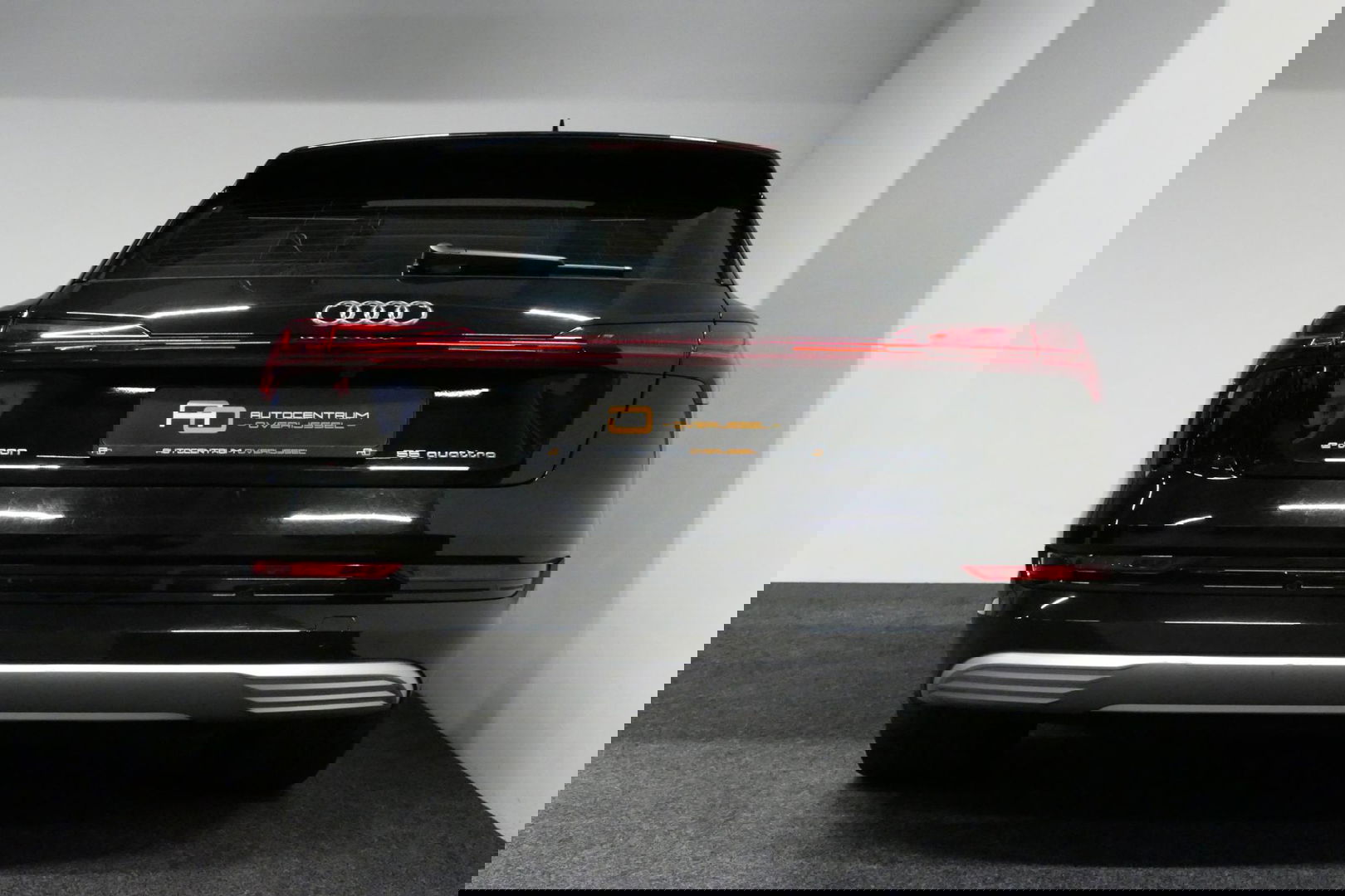 Audi e-tron 55 quattro Business Edition Plus 95 kWh / SOH 89% / Panoramadak / Elektr. verstelbare voorstoelen (links memory) / Luchtvering / Apple Carplay - Android Auto / Ambienteverlichting / Matrix LED koplampen / Stoelverwarming / Achteruitrijcamera / Adaptive Cr