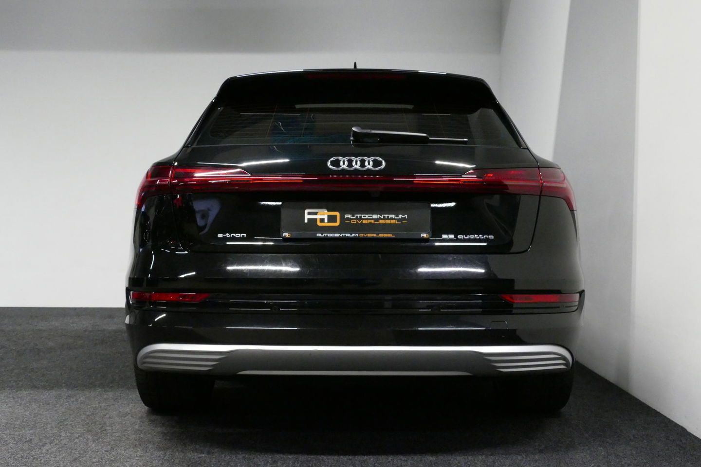Audi e-tron 55 quattro Business Edition Plus 95 kWh / SOH 89% / Panoramadak / Elektr. verstelbare voorstoelen (links memory) / Luchtvering / Apple Carplay - Android Auto / Ambienteverlichting / Matrix LED koplampen / Stoelverwarming / Achteruitrijcamera / Adaptive Cr
