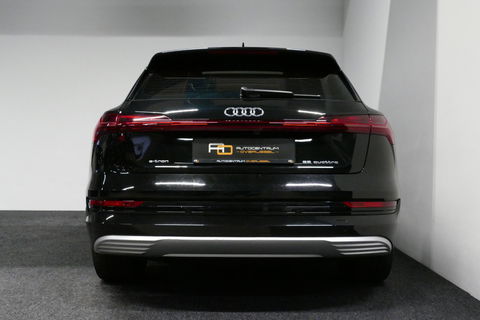 Audi e-tron 55 quattro Business Edition Plus 95 kWh / SOH 89% / Panoramadak / Elektr. verstelbare voorstoelen (links memory) / Luchtvering / Apple Carplay - Android Auto / Ambienteverlichting / Matrix LED koplampen / Stoelverwarming / Achteruitrijcamera / Adaptive Cr