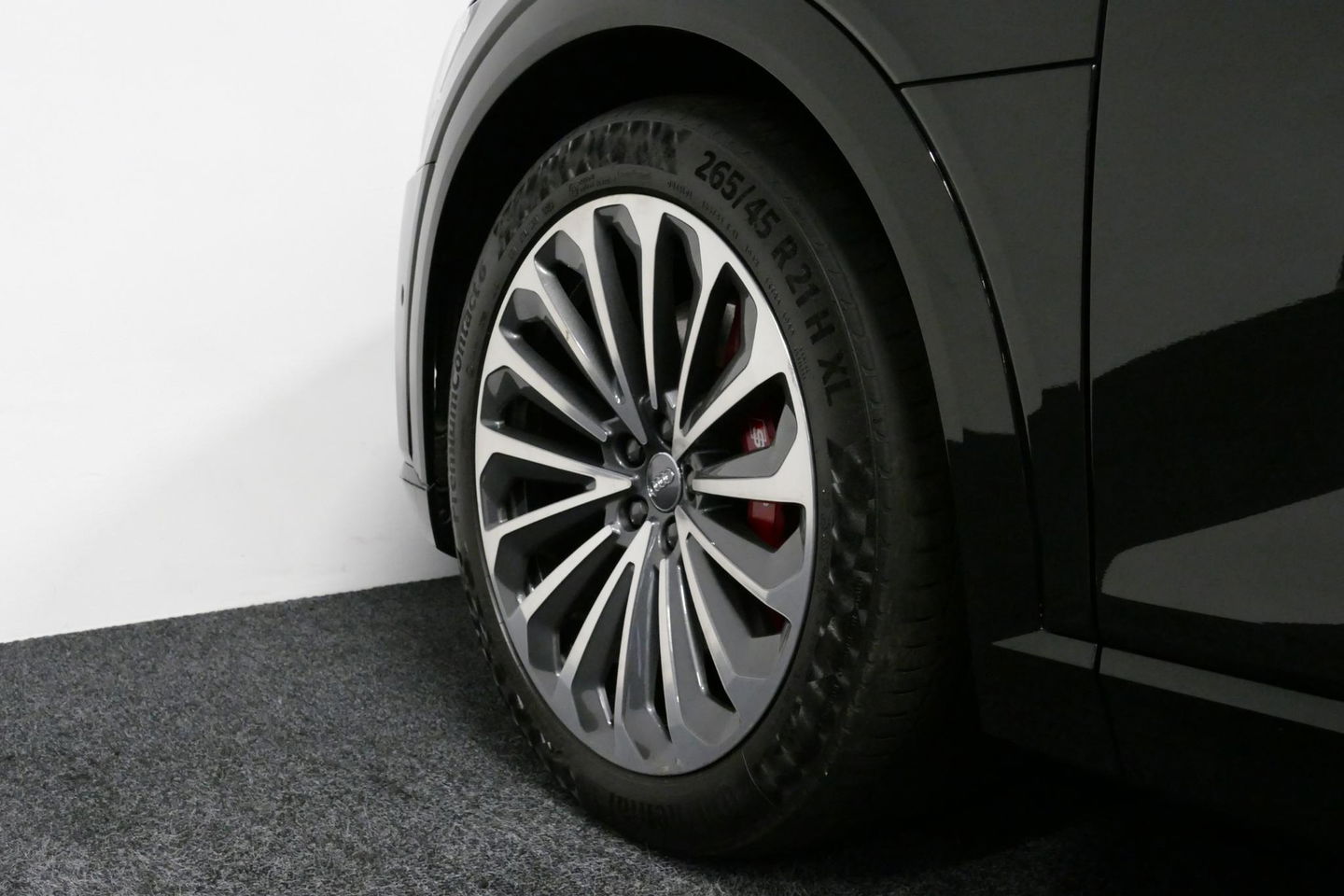 Audi e-tron 55 quattro Business Edition Plus 95 kWh / SOH 89% / Panoramadak / Elektr. verstelbare voorstoelen (links memory) / Luchtvering / Apple Carplay - Android Auto / Ambienteverlichting / Matrix LED koplampen / Stoelverwarming / Achteruitrijcamera / Adaptive Cr