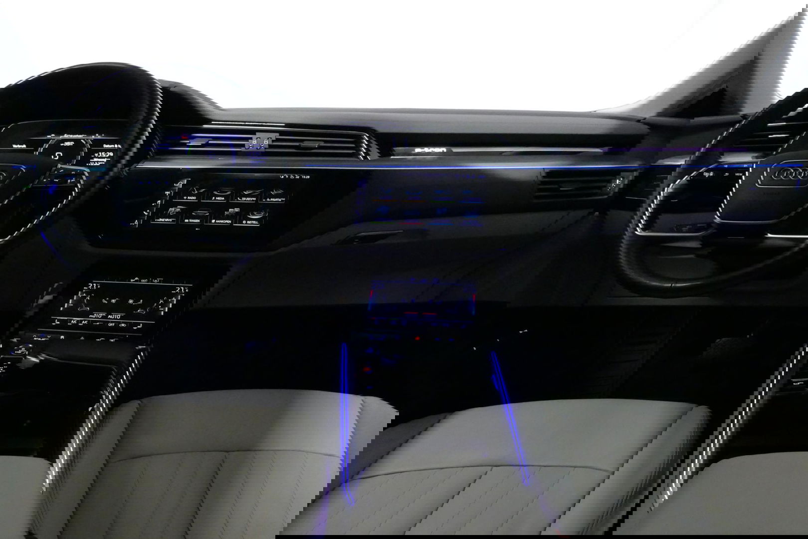 Audi e-tron 55 quattro Business Edition Plus 95 kWh / SOH 89% / Panoramadak / Elektr. verstelbare voorstoelen (links memory) / Luchtvering / Apple Carplay - Android Auto / Ambienteverlichting / Matrix LED koplampen / Stoelverwarming / Achteruitrijcamera / Adaptive Cr