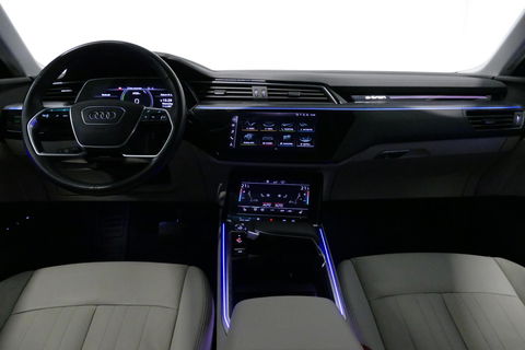 Audi e-tron 55 quattro Business Edition Plus 95 kWh / SOH 89% / Panoramadak / Elektr. verstelbare voorstoelen (links memory) / Luchtvering / Apple Carplay - Android Auto / Ambienteverlichting / Matrix LED koplampen / Stoelverwarming / Achteruitrijcamera / Adaptive Cr