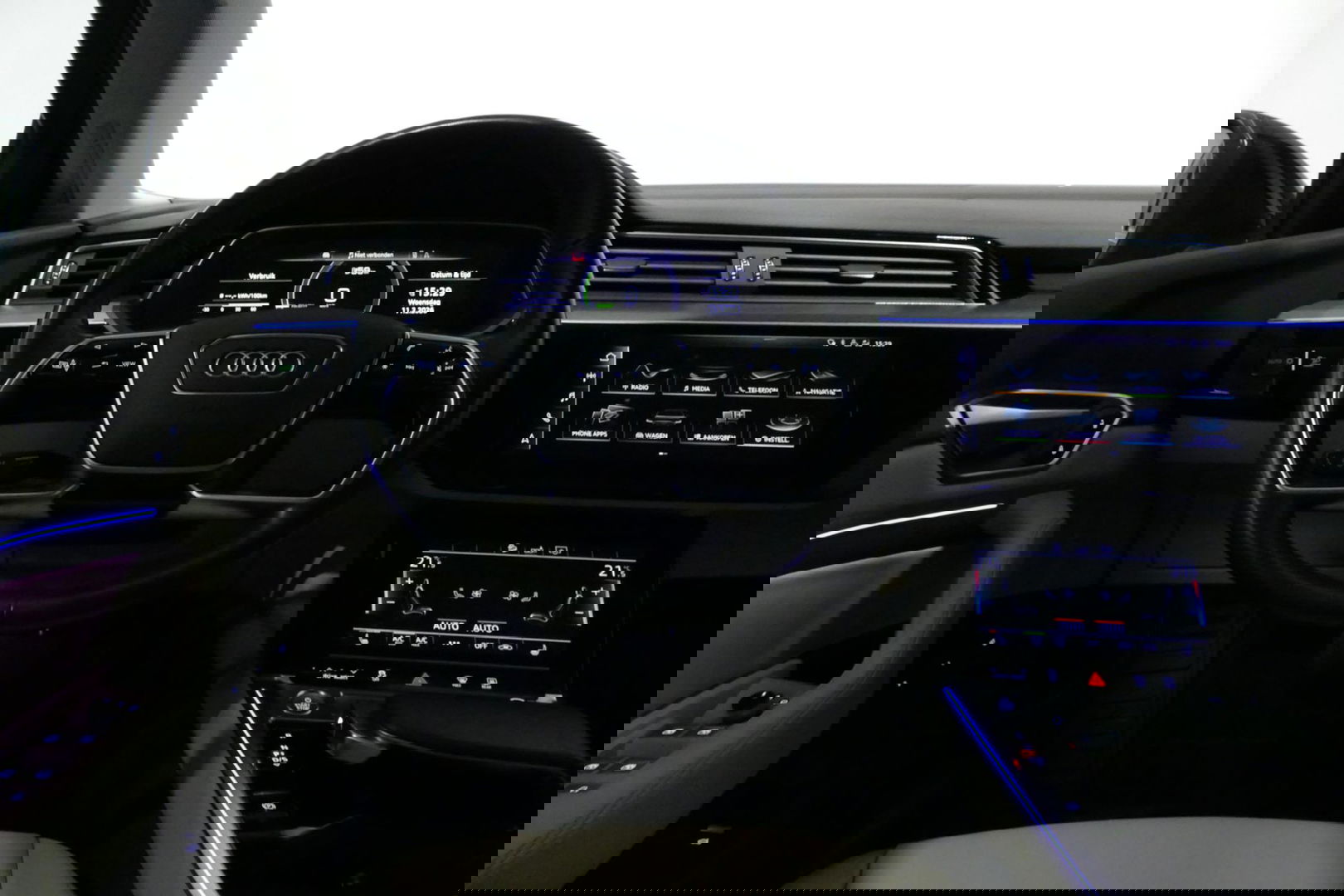 Audi e-tron 55 quattro Business Edition Plus 95 kWh / SOH 89% / Panoramadak / Elektr. verstelbare voorstoelen (links memory) / Luchtvering / Apple Carplay - Android Auto / Ambienteverlichting / Matrix LED koplampen / Stoelverwarming / Achteruitrijcamera / Adaptive Cr