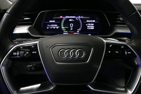 Audi e-tron 55 quattro Business Edition Plus 95 kWh / SOH 89% / Panoramadak / Elektr. verstelbare voorstoelen (links memory) / Luchtvering / Apple Carplay - Android Auto / Ambienteverlichting / Matrix LED koplampen / Stoelverwarming / Achteruitrijcamera / Adaptive Cr