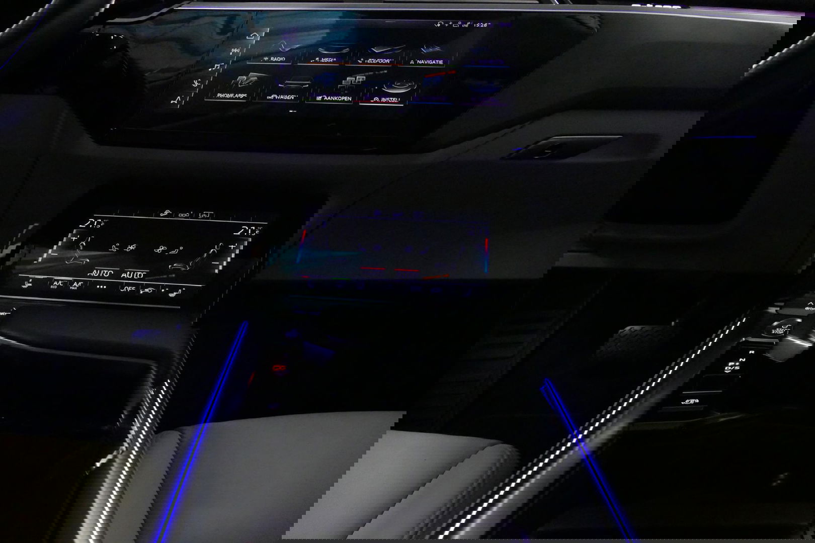 Audi e-tron 55 quattro Business Edition Plus 95 kWh / SOH 89% / Panoramadak / Elektr. verstelbare voorstoelen (links memory) / Luchtvering / Apple Carplay - Android Auto / Ambienteverlichting / Matrix LED koplampen / Stoelverwarming / Achteruitrijcamera / Adaptive Cr