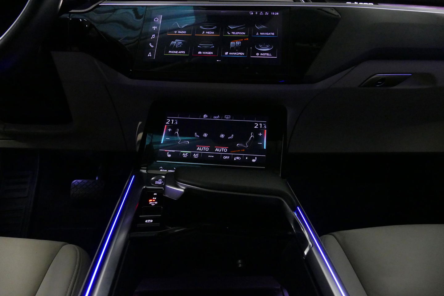 Audi e-tron 55 quattro Business Edition Plus 95 kWh / SOH 89% / Panoramadak / Elektr. verstelbare voorstoelen (links memory) / Luchtvering / Apple Carplay - Android Auto / Ambienteverlichting / Matrix LED koplampen / Stoelverwarming / Achteruitrijcamera / Adaptive Cr