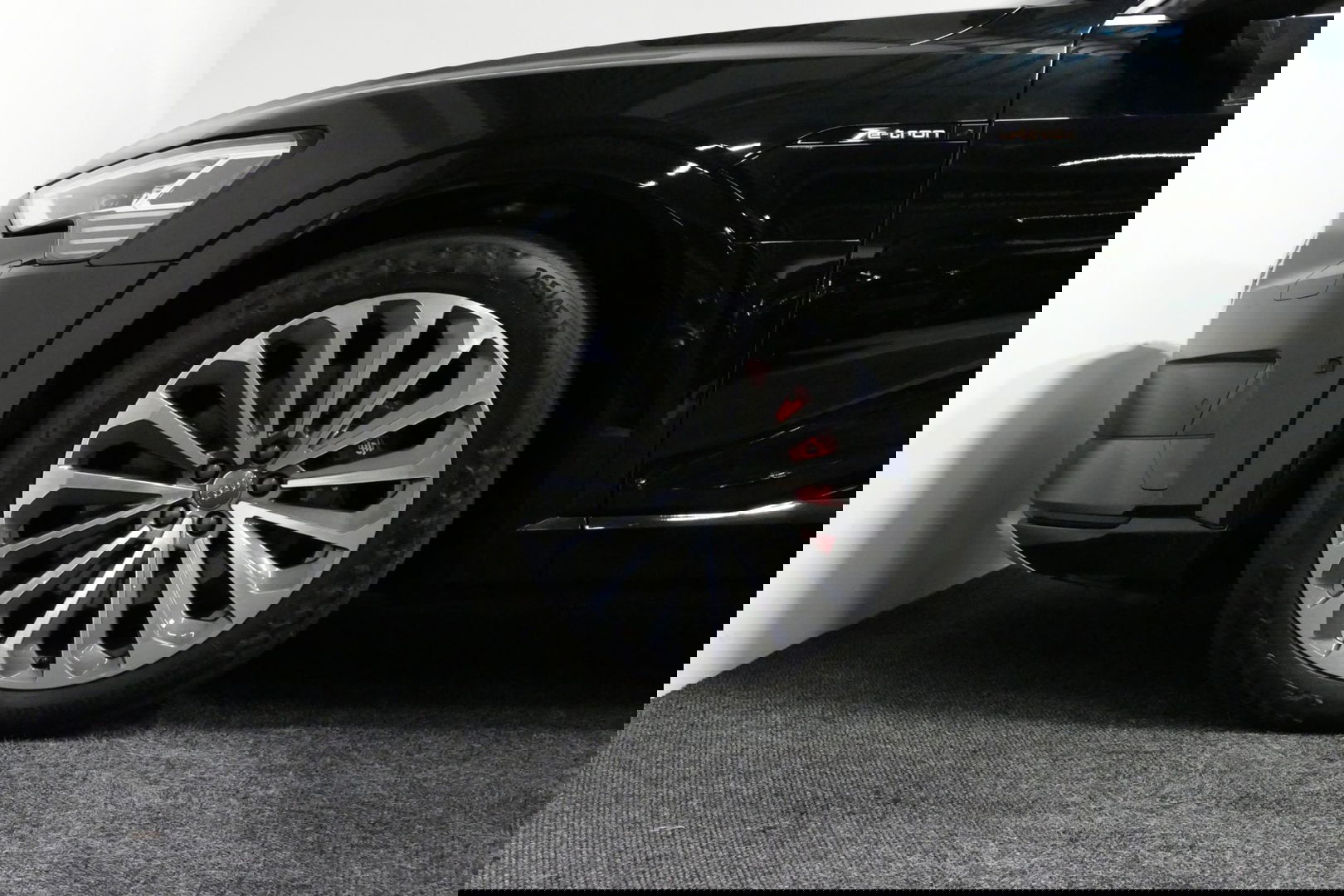 Audi e-tron 55 quattro Business Edition Plus 95 kWh / SOH 89% / Panoramadak / Elektr. verstelbare voorstoelen (links memory) / Luchtvering / Apple Carplay - Android Auto / Ambienteverlichting / Matrix LED koplampen / Stoelverwarming / Achteruitrijcamera / Adaptive Cr