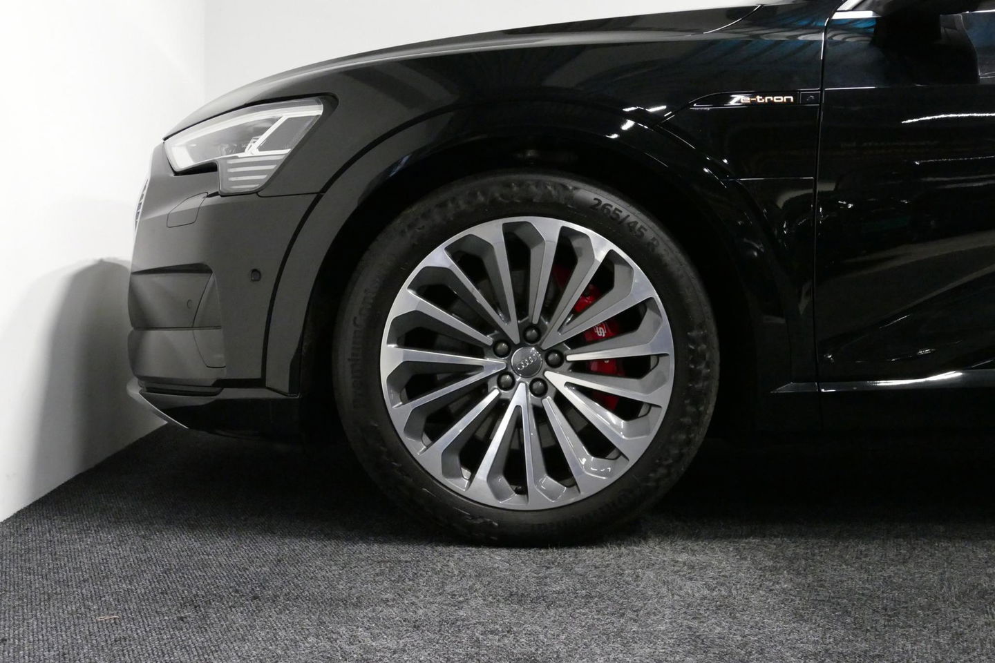 Audi e-tron 55 quattro Business Edition Plus 95 kWh / SOH 89% / Panoramadak / Elektr. verstelbare voorstoelen (links memory) / Luchtvering / Apple Carplay - Android Auto / Ambienteverlichting / Matrix LED koplampen / Stoelverwarming / Achteruitrijcamera / Adaptive Cr