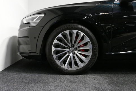 Audi e-tron 55 quattro Business Edition Plus 95 kWh / SOH 89% / Panoramadak / Elektr. verstelbare voorstoelen (links memory) / Luchtvering / Apple Carplay - Android Auto / Ambienteverlichting / Matrix LED koplampen / Stoelverwarming / Achteruitrijcamera / Adaptive Cr
