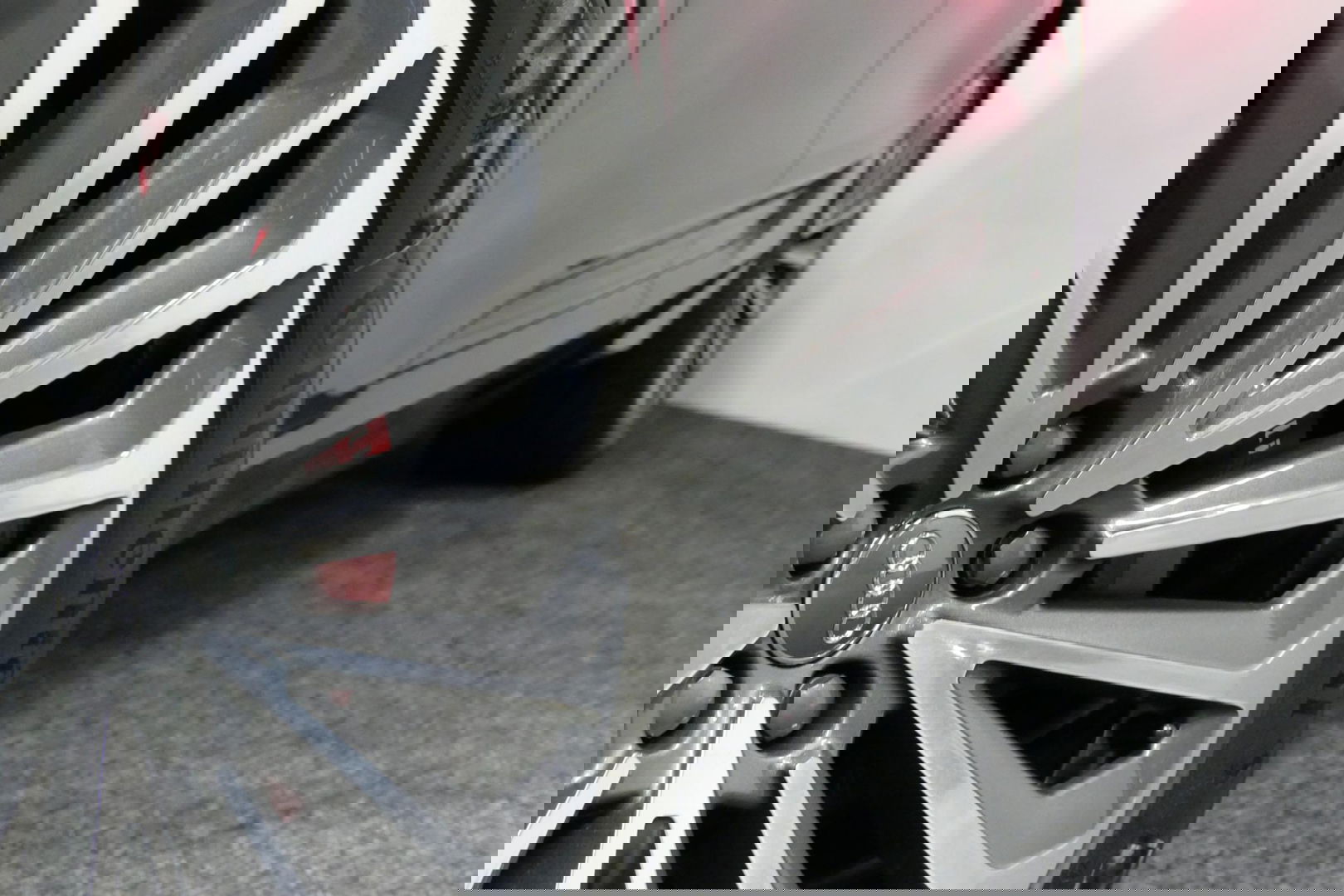 Audi e-tron 55 quattro Business Edition Plus 95 kWh / SOH 89% / Panoramadak / Elektr. verstelbare voorstoelen (links memory) / Luchtvering / Apple Carplay - Android Auto / Ambienteverlichting / Matrix LED koplampen / Stoelverwarming / Achteruitrijcamera / Adaptive Cr