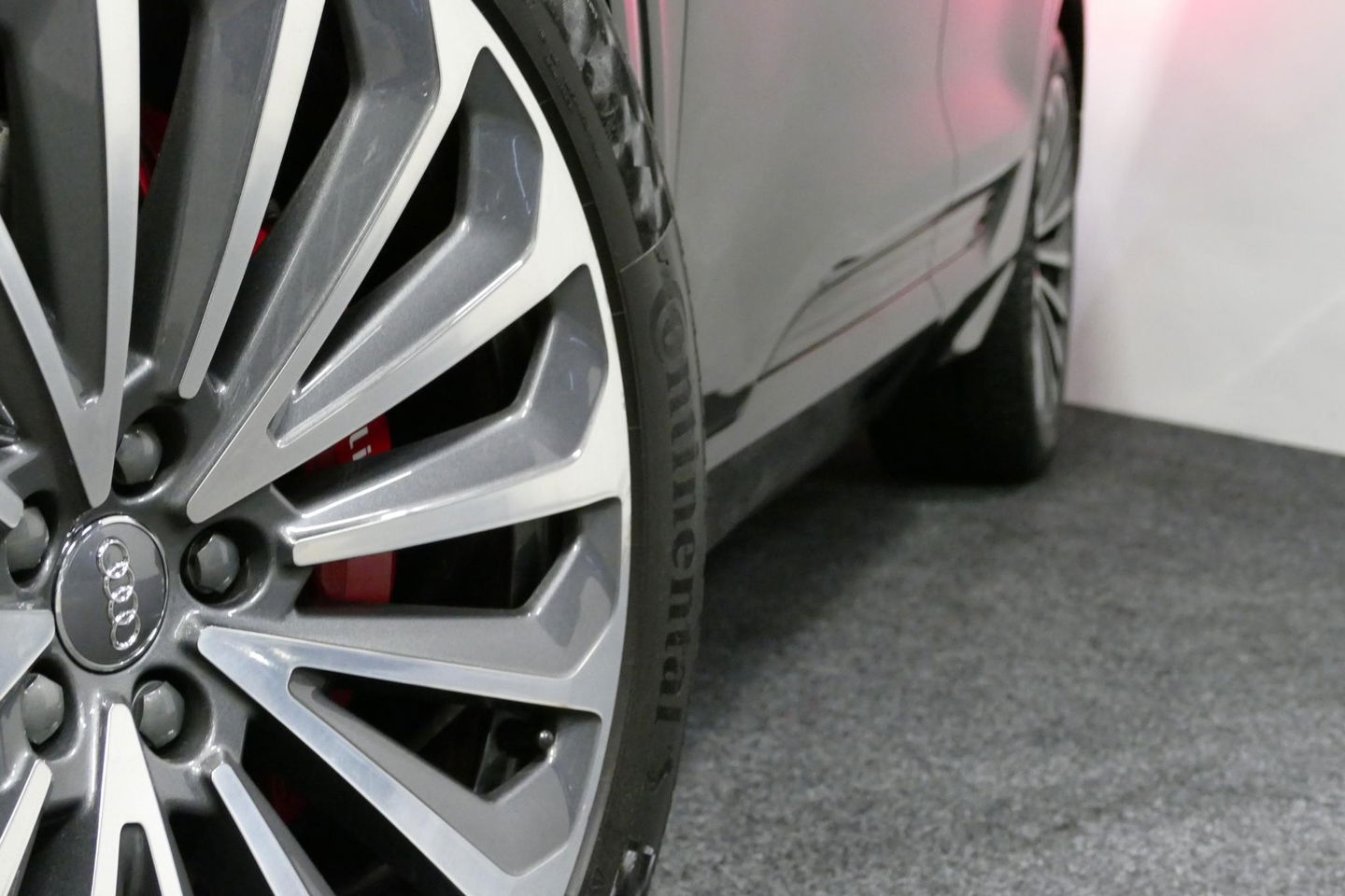 Audi e-tron 55 quattro Business Edition Plus 95 kWh / SOH 89% / Panoramadak / Elektr. verstelbare voorstoelen (links memory) / Luchtvering / Apple Carplay - Android Auto / Ambienteverlichting / Matrix LED koplampen / Stoelverwarming / Achteruitrijcamera / Adaptive Cr