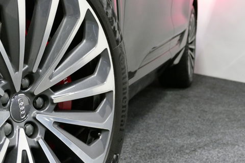 Audi e-tron 55 quattro Business Edition Plus 95 kWh / SOH 89% / Panoramadak / Elektr. verstelbare voorstoelen (links memory) / Luchtvering / Apple Carplay - Android Auto / Ambienteverlichting / Matrix LED koplampen / Stoelverwarming / Achteruitrijcamera / Adaptive Cr