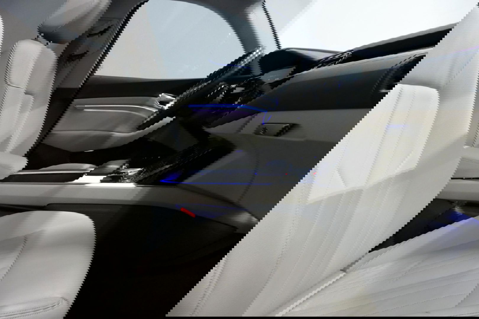 Audi e-tron 55 quattro Business Edition Plus 95 kWh / SOH 89% / Panoramadak / Elektr. verstelbare voorstoelen (links memory) / Luchtvering / Apple Carplay - Android Auto / Ambienteverlichting / Matrix LED koplampen / Stoelverwarming / Achteruitrijcamera / Adaptive Cr