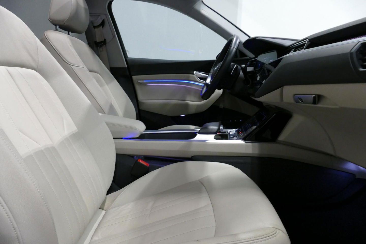 Audi e-tron 55 quattro Business Edition Plus 95 kWh / SOH 89% / Panoramadak / Elektr. verstelbare voorstoelen (links memory) / Luchtvering / Apple Carplay - Android Auto / Ambienteverlichting / Matrix LED koplampen / Stoelverwarming / Achteruitrijcamera / Adaptive Cr