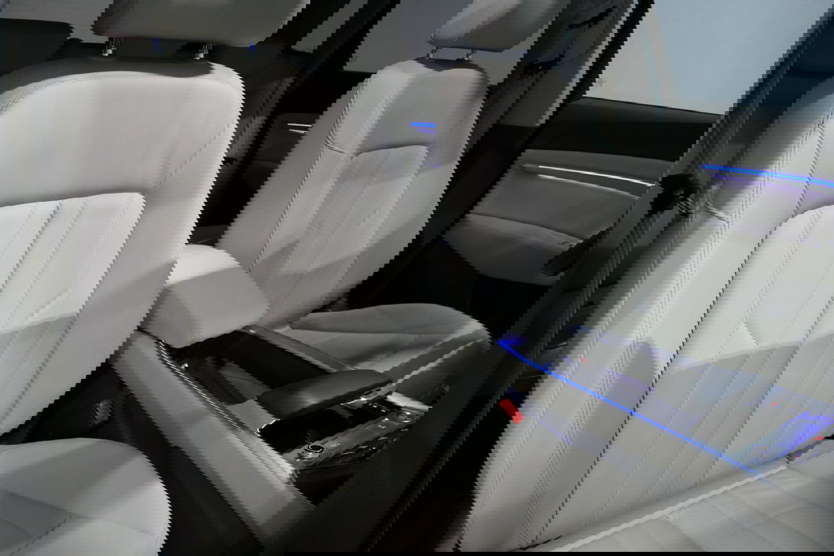 Audi e-tron 55 quattro Business Edition Plus 95 kWh / SOH 89% / Panoramadak / Elektr. verstelbare voorstoelen (links memory) / Luchtvering / Apple Carplay - Android Auto / Ambienteverlichting / Matrix LED koplampen / Stoelverwarming / Achteruitrijcamera / Adaptive Cr