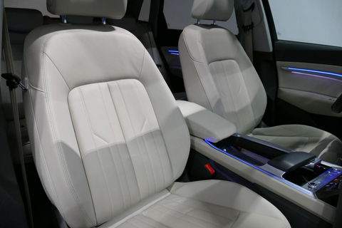 Audi e-tron 55 quattro Business Edition Plus 95 kWh / SOH 89% / Panoramadak / Elektr. verstelbare voorstoelen (links memory) / Luchtvering / Apple Carplay - Android Auto / Ambienteverlichting / Matrix LED koplampen / Stoelverwarming / Achteruitrijcamera / Adaptive Cr