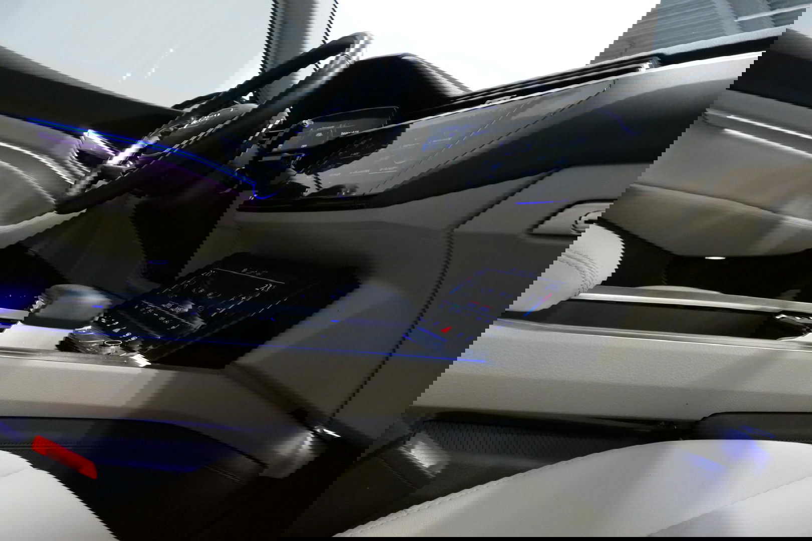 Audi e-tron 55 quattro Business Edition Plus 95 kWh / SOH 89% / Panoramadak / Elektr. verstelbare voorstoelen (links memory) / Luchtvering / Apple Carplay - Android Auto / Ambienteverlichting / Matrix LED koplampen / Stoelverwarming / Achteruitrijcamera / Adaptive Cr