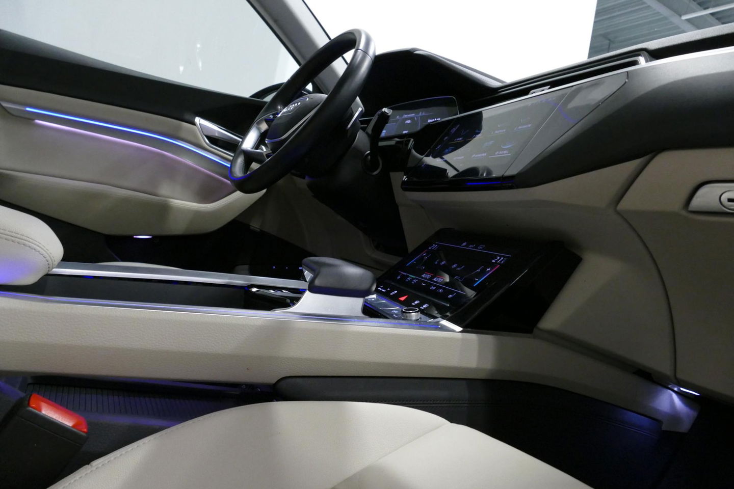 Audi e-tron 55 quattro Business Edition Plus 95 kWh / SOH 89% / Panoramadak / Elektr. verstelbare voorstoelen (links memory) / Luchtvering / Apple Carplay - Android Auto / Ambienteverlichting / Matrix LED koplampen / Stoelverwarming / Achteruitrijcamera / Adaptive Cr