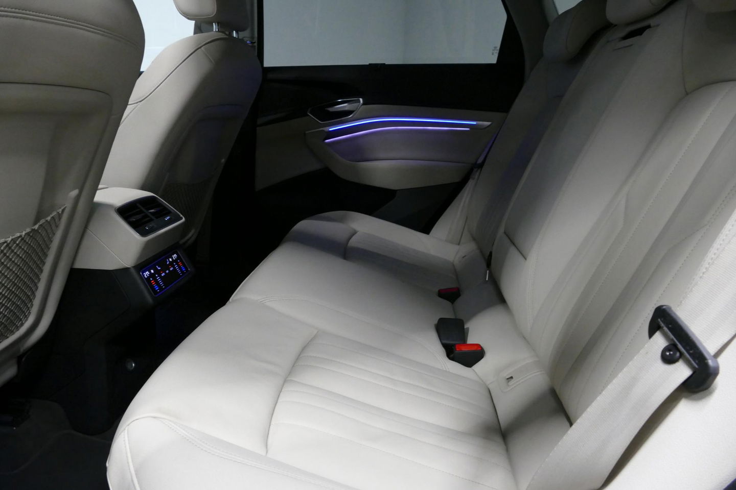 Audi e-tron 55 quattro Business Edition Plus 95 kWh / SOH 89% / Panoramadak / Elektr. verstelbare voorstoelen (links memory) / Luchtvering / Apple Carplay - Android Auto / Ambienteverlichting / Matrix LED koplampen / Stoelverwarming / Achteruitrijcamera / Adaptive Cr