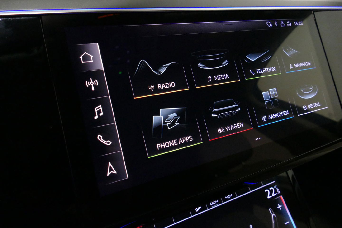 Audi e-tron 55 quattro Business Edition Plus 95 kWh / SOH 89% / Panoramadak / Elektr. verstelbare voorstoelen (links memory) / Luchtvering / Apple Carplay - Android Auto / Ambienteverlichting / Matrix LED koplampen / Stoelverwarming / Achteruitrijcamera / Adaptive Cr