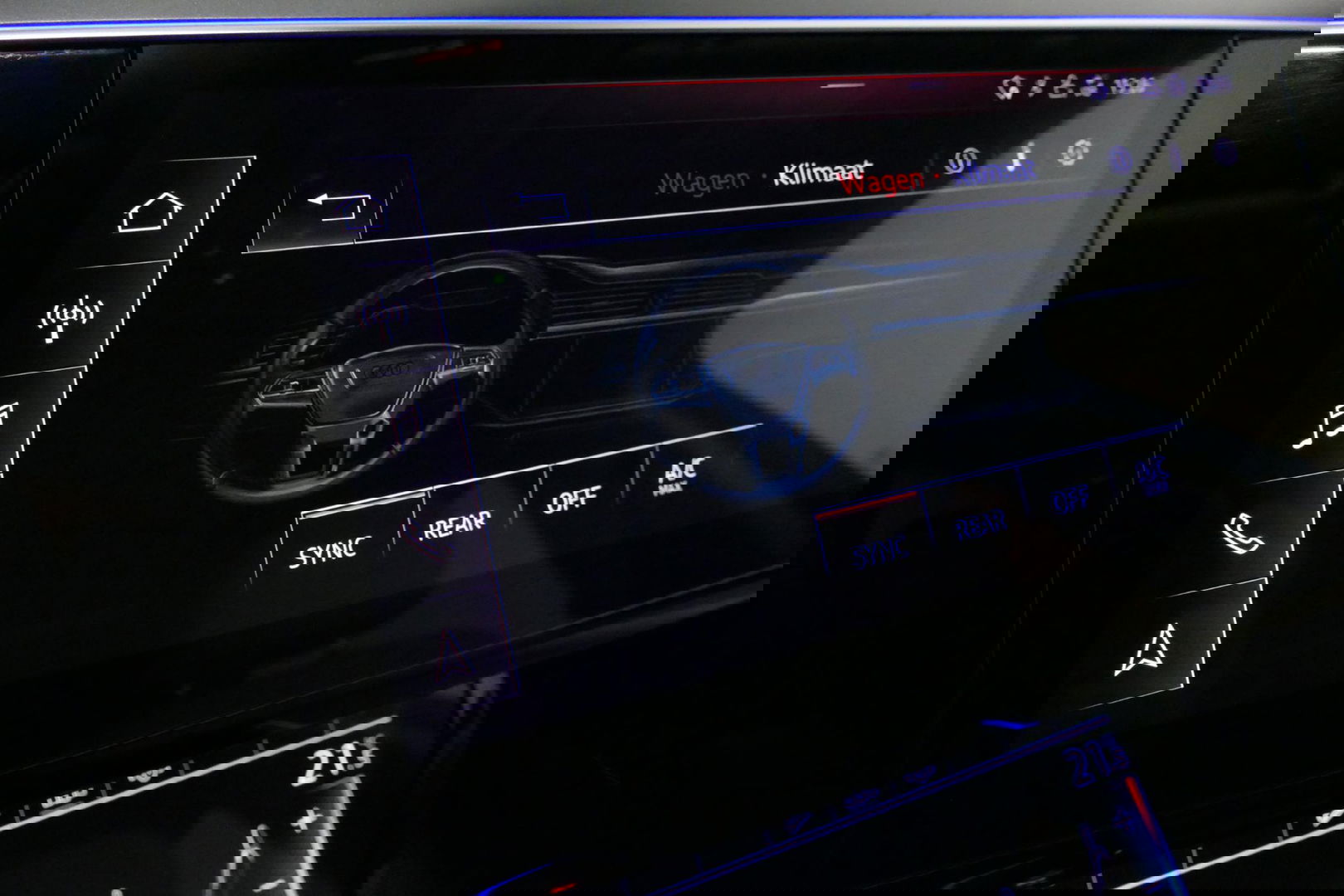 Audi e-tron 55 quattro Business Edition Plus 95 kWh / SOH 89% / Panoramadak / Elektr. verstelbare voorstoelen (links memory) / Luchtvering / Apple Carplay - Android Auto / Ambienteverlichting / Matrix LED koplampen / Stoelverwarming / Achteruitrijcamera / Adaptive Cr