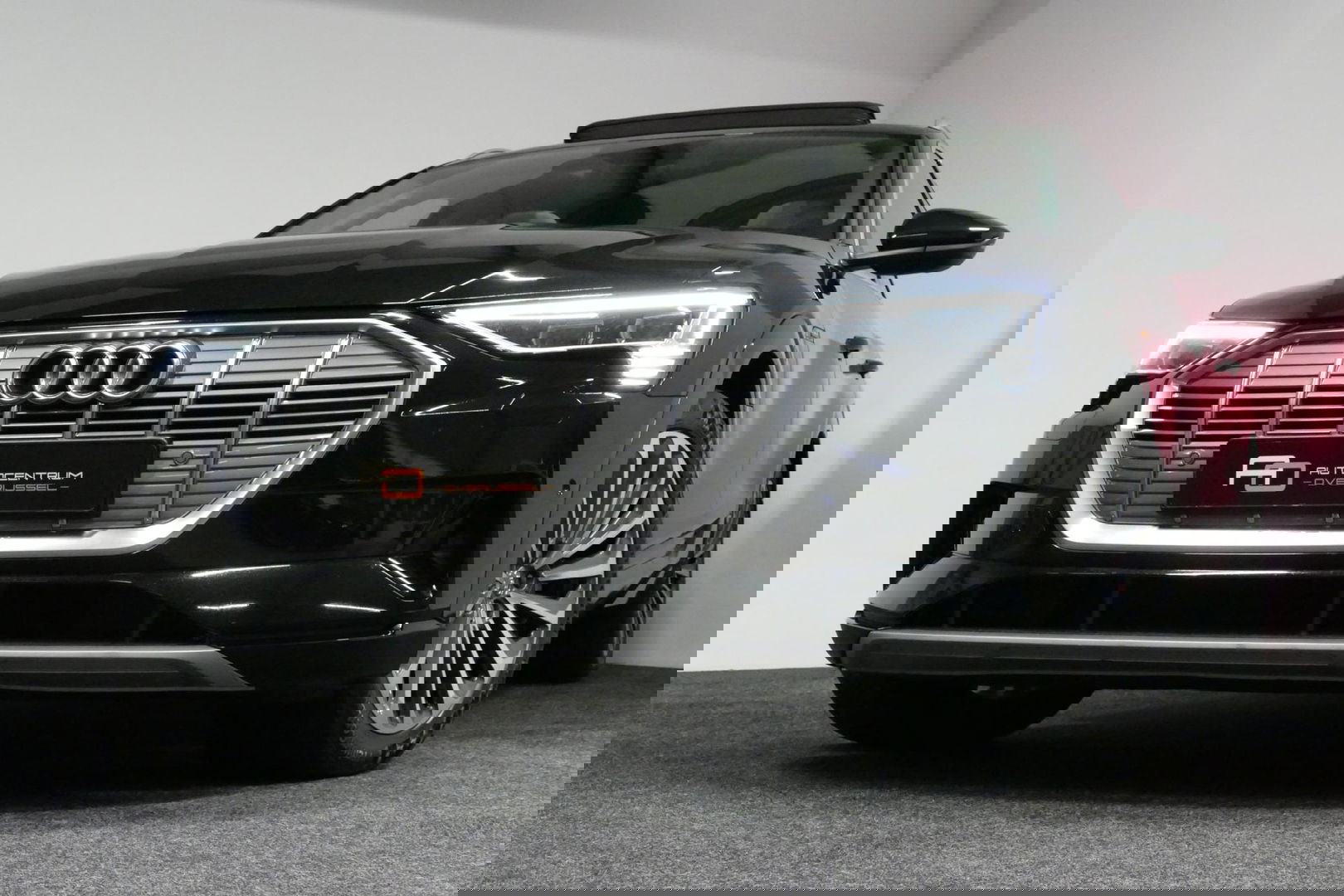 Audi e-tron 55 quattro Business Edition Plus 95 kWh / SOH 89% / Panoramadak / Elektr. verstelbare voorstoelen (links memory) / Luchtvering / Apple Carplay - Android Auto / Ambienteverlichting / Matrix LED koplampen / Stoelverwarming / Achteruitrijcamera / Adaptive Cr