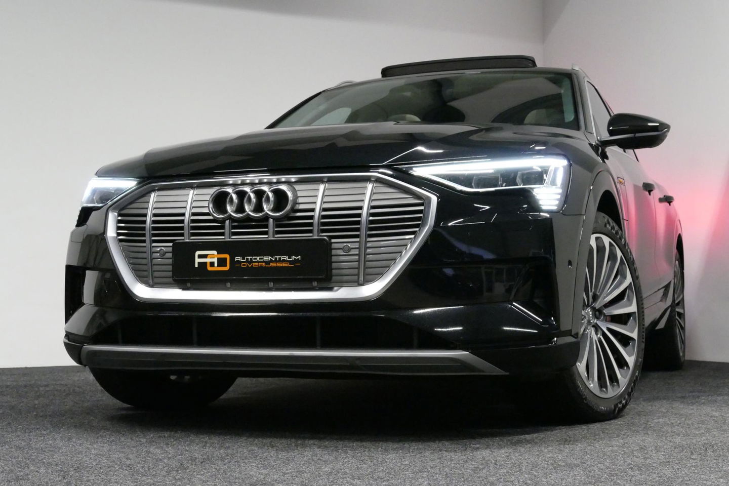 Audi e-tron 55 quattro Business Edition Plus 95 kWh / SOH 89% / Panoramadak / Elektr. verstelbare voorstoelen (links memory) / Luchtvering / Apple Carplay - Android Auto / Ambienteverlichting / Matrix LED koplampen / Stoelverwarming / Achteruitrijcamera / Adaptive Cr