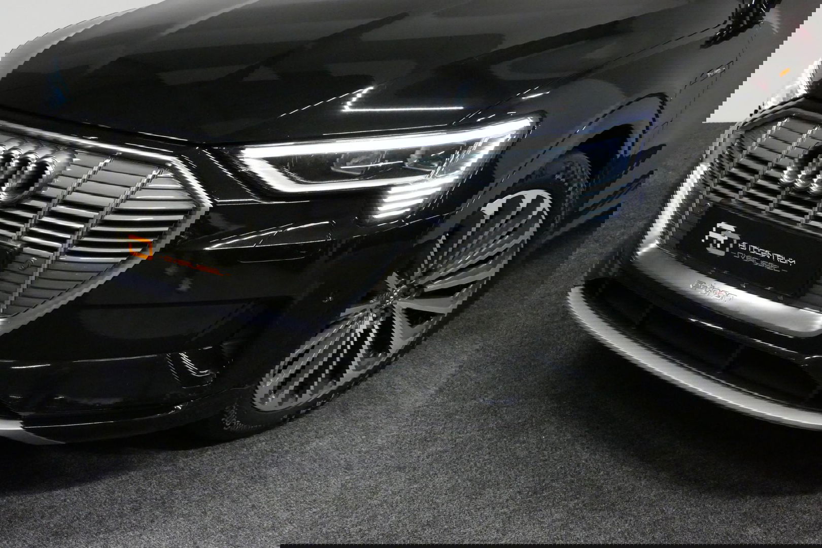 Audi e-tron 55 quattro Business Edition Plus 95 kWh / SOH 89% / Panoramadak / Elektr. verstelbare voorstoelen (links memory) / Luchtvering / Apple Carplay - Android Auto / Ambienteverlichting / Matrix LED koplampen / Stoelverwarming / Achteruitrijcamera / Adaptive Cr