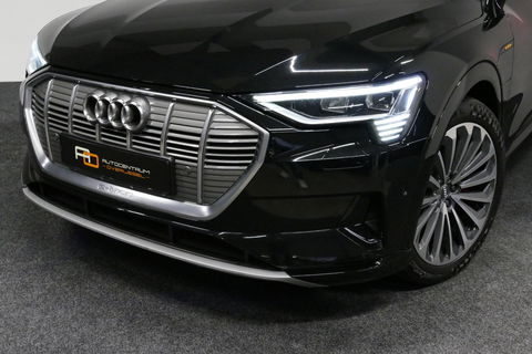 Audi e-tron 55 quattro Business Edition Plus 95 kWh / SOH 89% / Panoramadak / Elektr. verstelbare voorstoelen (links memory) / Luchtvering / Apple Carplay - Android Auto / Ambienteverlichting / Matrix LED koplampen / Stoelverwarming / Achteruitrijcamera / Adaptive Cr