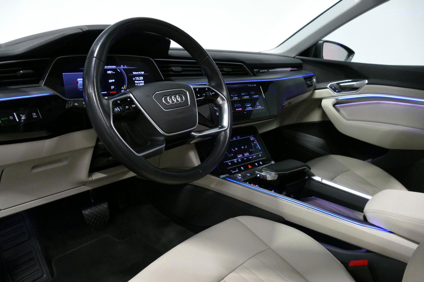 Audi e-tron 55 quattro Business Edition Plus 95 kWh / SOH 89% / Panoramadak / Elektr. verstelbare voorstoelen (links memory) / Luchtvering / Apple Carplay - Android Auto / Ambienteverlichting / Matrix LED koplampen / Stoelverwarming / Achteruitrijcamera / Adaptive Cr