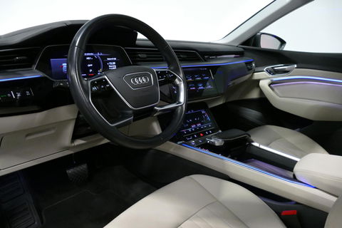 Audi e-tron 55 quattro Business Edition Plus 95 kWh / SOH 89% / Panoramadak / Elektr. verstelbare voorstoelen (links memory) / Luchtvering / Apple Carplay - Android Auto / Ambienteverlichting / Matrix LED koplampen / Stoelverwarming / Achteruitrijcamera / Adaptive Cr