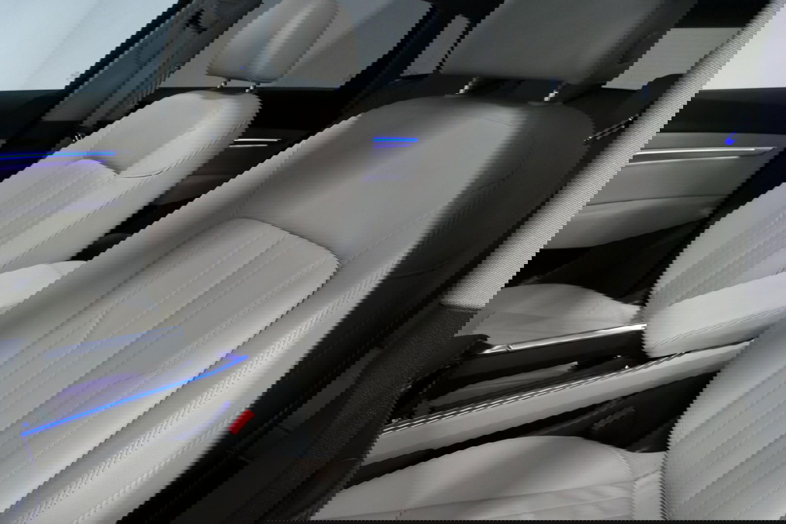 Audi e-tron 55 quattro Business Edition Plus 95 kWh / SOH 89% / Panoramadak / Elektr. verstelbare voorstoelen (links memory) / Luchtvering / Apple Carplay - Android Auto / Ambienteverlichting / Matrix LED koplampen / Stoelverwarming / Achteruitrijcamera / Adaptive Cr