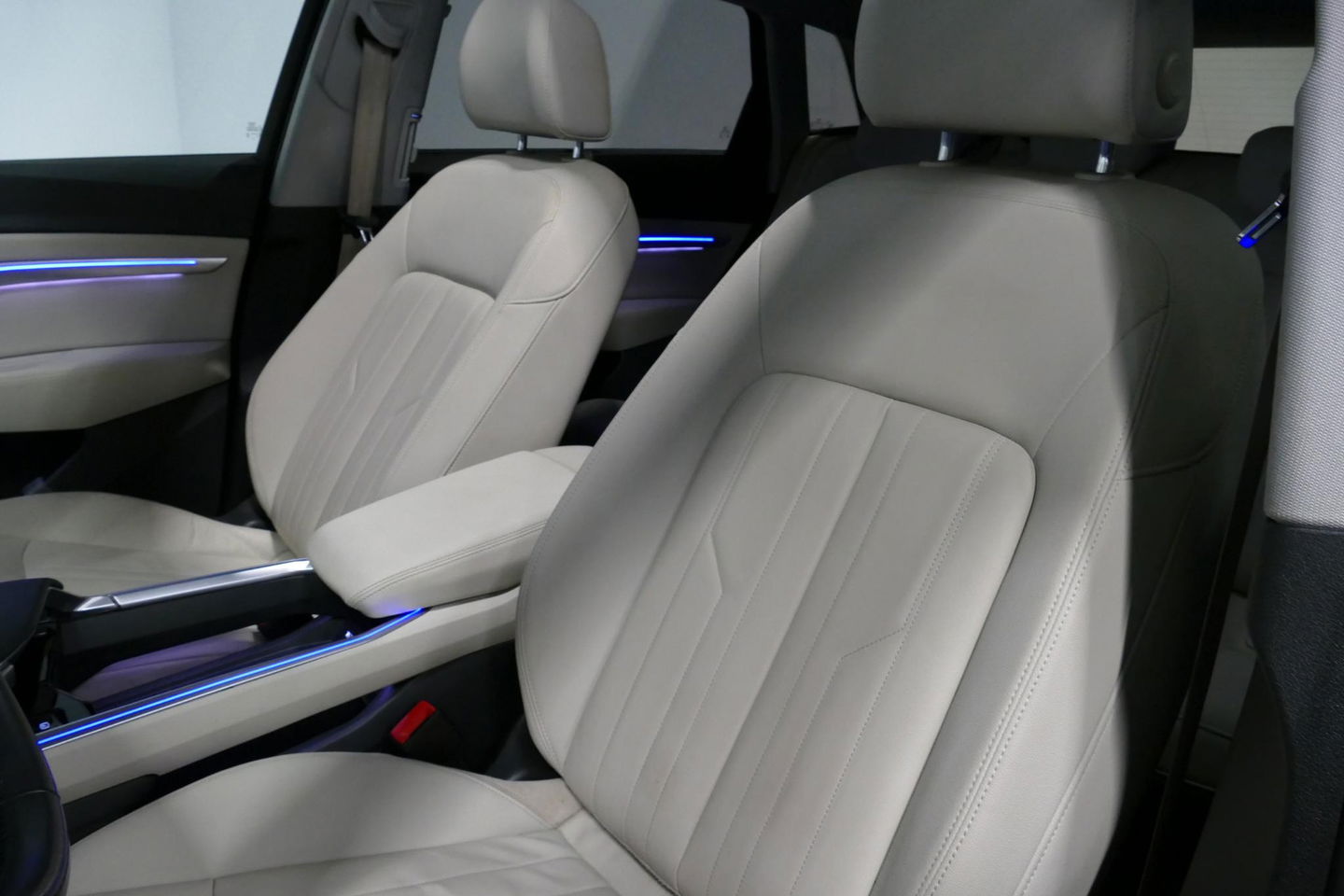 Audi e-tron 55 quattro Business Edition Plus 95 kWh / SOH 89% / Panoramadak / Elektr. verstelbare voorstoelen (links memory) / Luchtvering / Apple Carplay - Android Auto / Ambienteverlichting / Matrix LED koplampen / Stoelverwarming / Achteruitrijcamera / Adaptive Cr