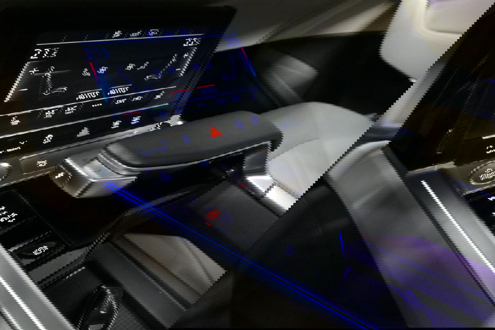 Audi e-tron 55 quattro Business Edition Plus 95 kWh / SOH 89% / Panoramadak / Elektr. verstelbare voorstoelen (links memory) / Luchtvering / Apple Carplay - Android Auto / Ambienteverlichting / Matrix LED koplampen / Stoelverwarming / Achteruitrijcamera / Adaptive Cr