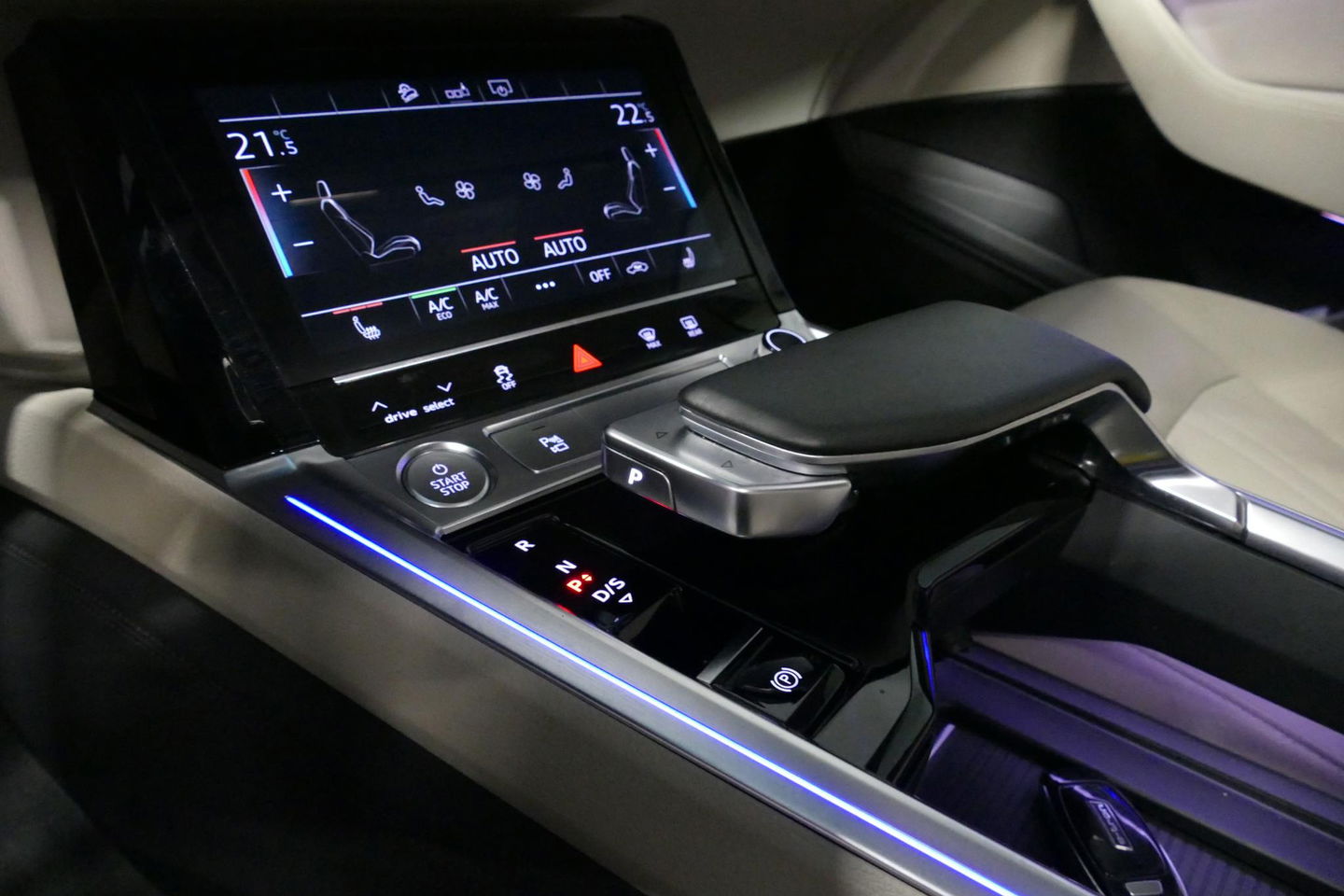 Audi e-tron 55 quattro Business Edition Plus 95 kWh / SOH 89% / Panoramadak / Elektr. verstelbare voorstoelen (links memory) / Luchtvering / Apple Carplay - Android Auto / Ambienteverlichting / Matrix LED koplampen / Stoelverwarming / Achteruitrijcamera / Adaptive Cr