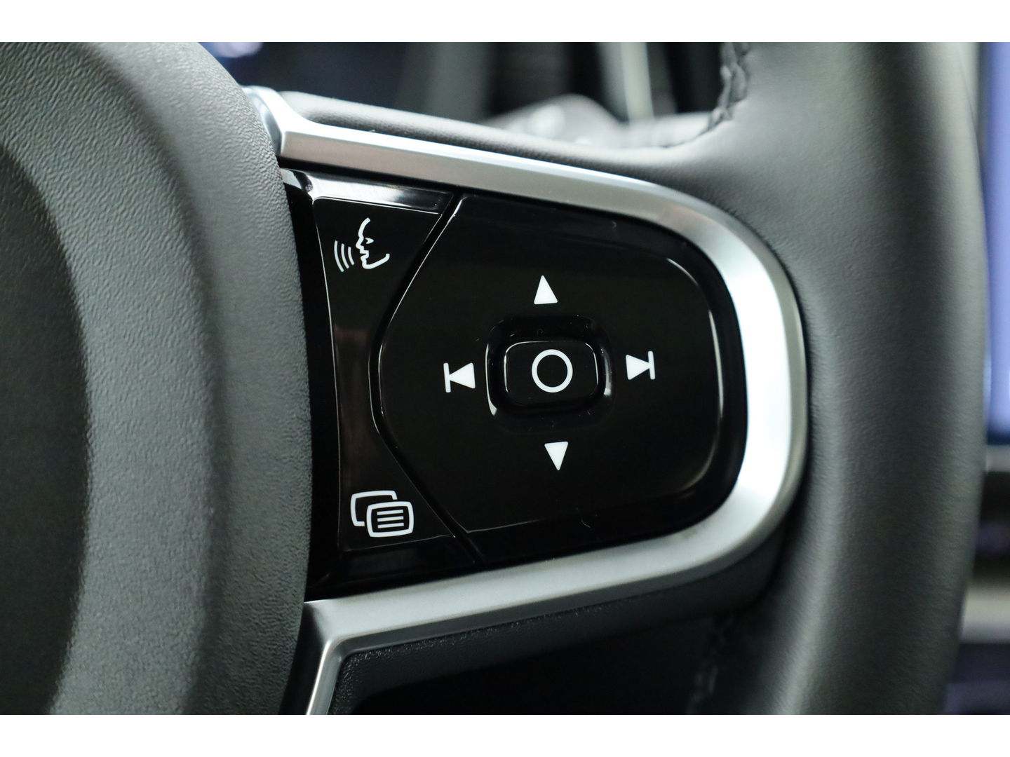 Volvo XC60 2.0 T8 Plug-in hybrid AWD Ultra Dark | Luchtvering | Massage | B&W audio | HUD | elek. Trekhaak | Stoelventi. | 360 camera |