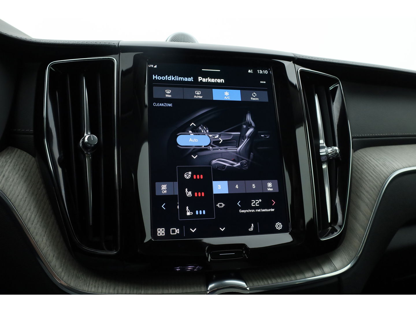 Volvo XC60 2.0 T8 Plug-in hybrid AWD Ultra Dark | Luchtvering | Massage | B&W audio | HUD | elek. Trekhaak | Stoelventi. | 360 camera |