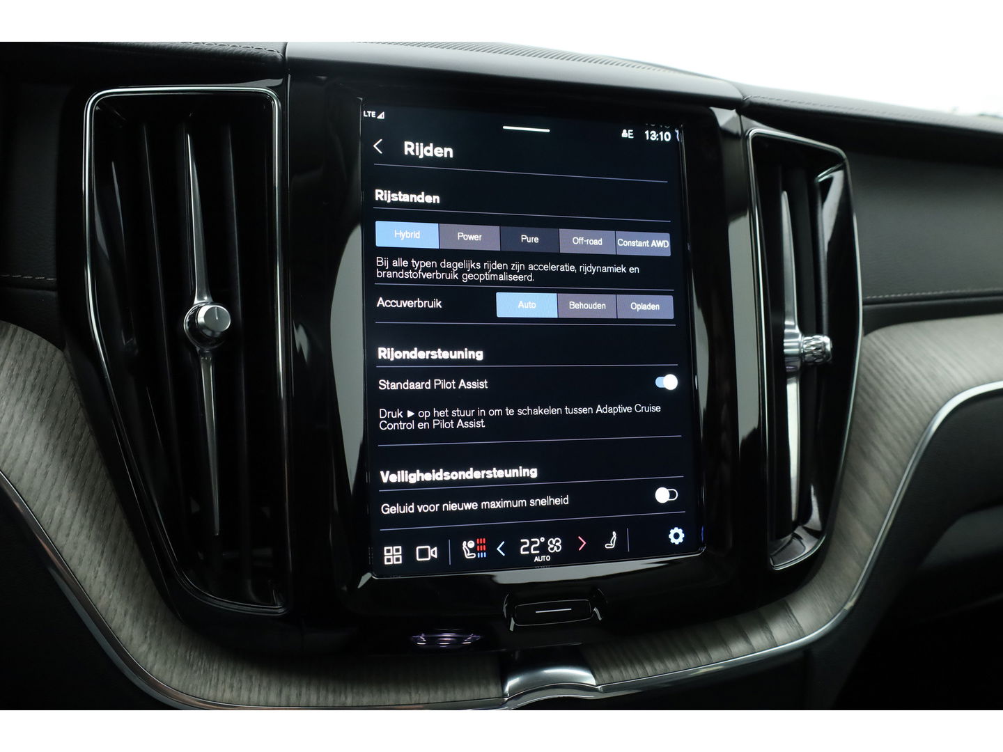 Volvo XC60 2.0 T8 Plug-in hybrid AWD Ultra Dark | Luchtvering | Massage | B&W audio | HUD | elek. Trekhaak | Stoelventi. | 360 camera |