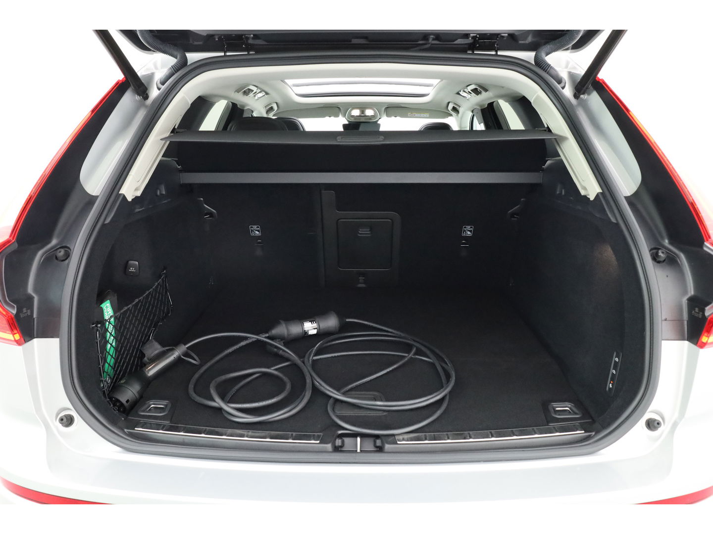 Volvo XC60 2.0 T8 Plug-in hybrid AWD Ultra Dark | Luchtvering | Massage | B&W audio | HUD | elek. Trekhaak | Stoelventi. | 360 camera |