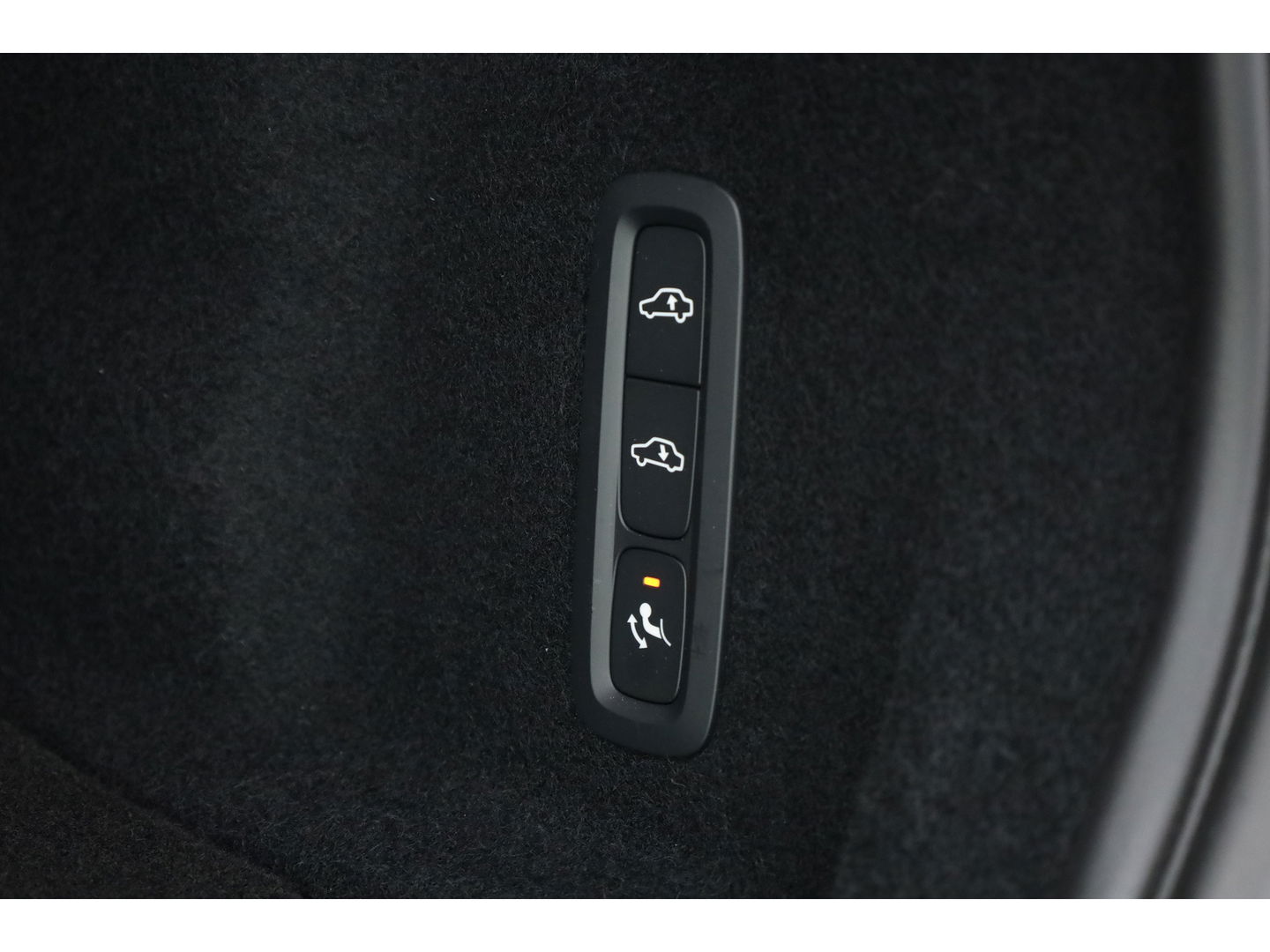 Volvo XC60 2.0 T8 Plug-in hybrid AWD Ultra Dark | Luchtvering | Massage | B&W audio | HUD | elek. Trekhaak | Stoelventi. | 360 camera |