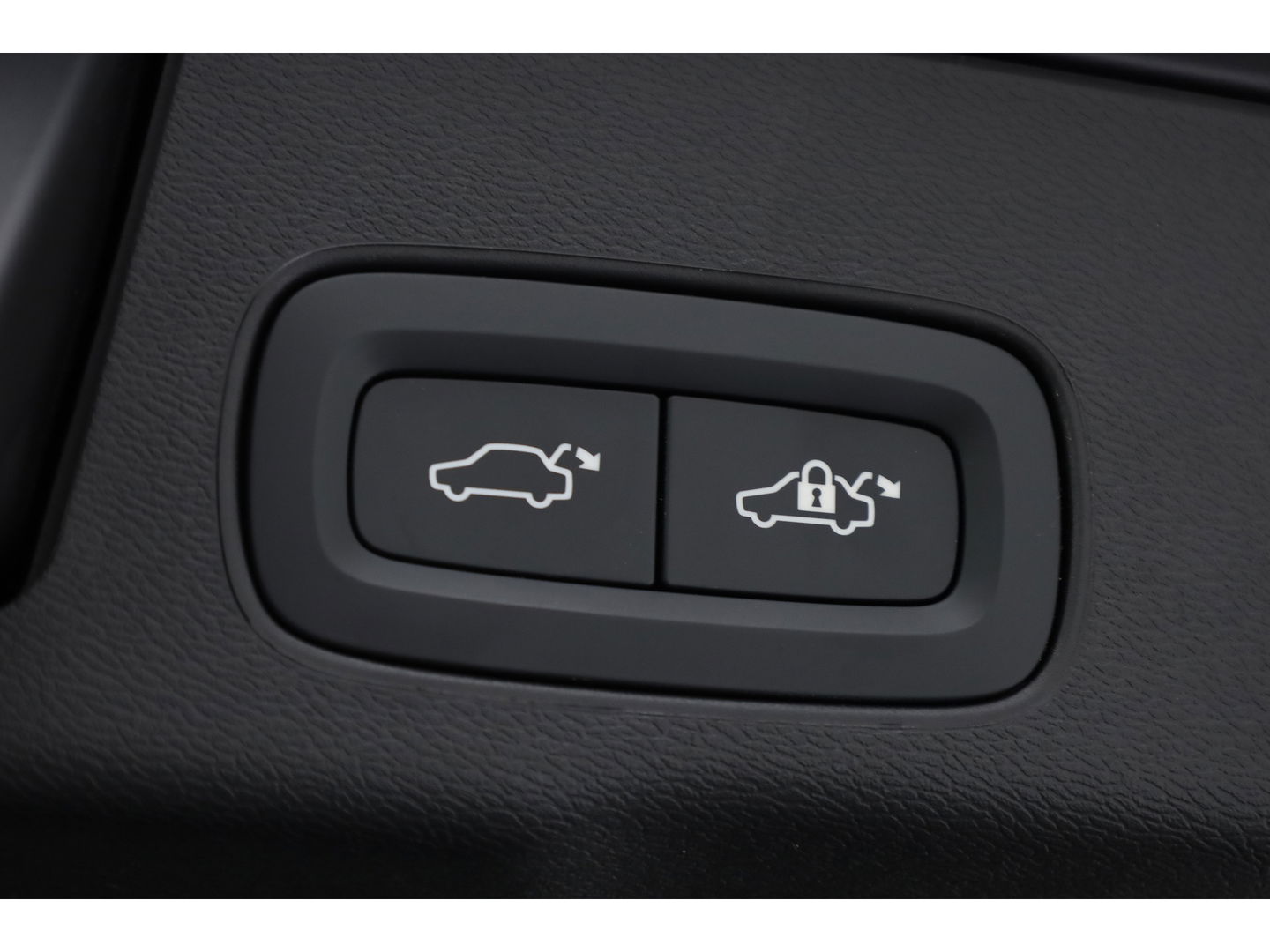 Volvo XC60 2.0 T8 Plug-in hybrid AWD Ultra Dark | Luchtvering | Massage | B&W audio | HUD | elek. Trekhaak | Stoelventi. | 360 camera |