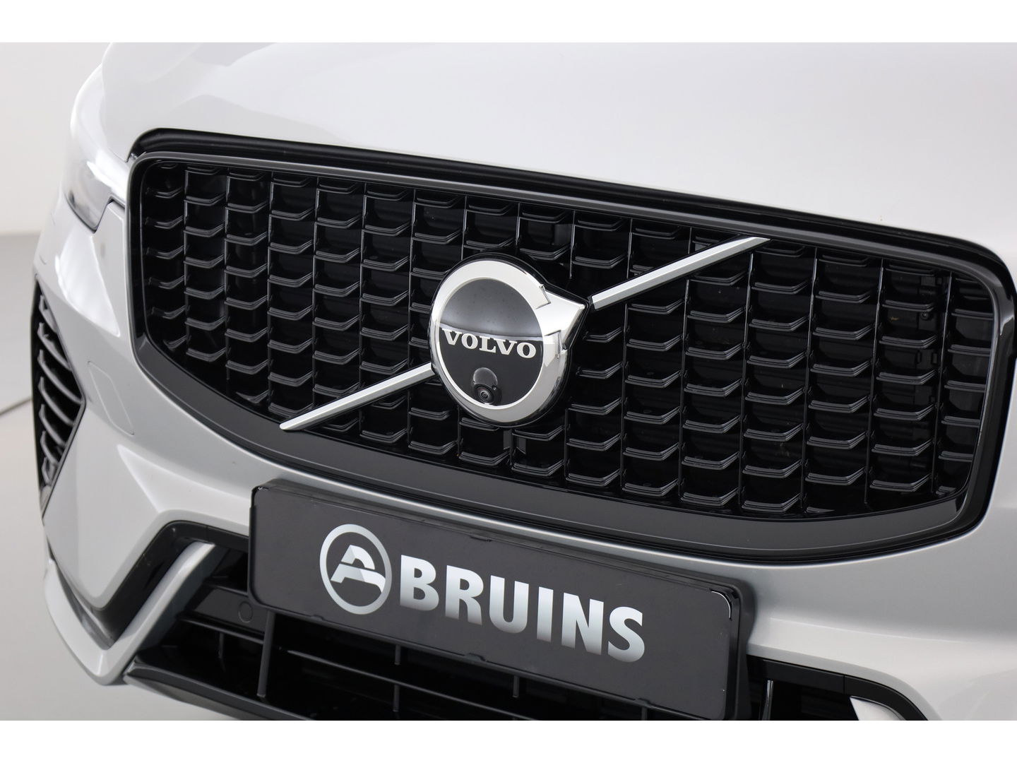 Volvo XC60 2.0 T8 Plug-in hybrid AWD Ultra Dark | Luchtvering | Massage | B&W audio | HUD | elek. Trekhaak | Stoelventi. | 360 camera |