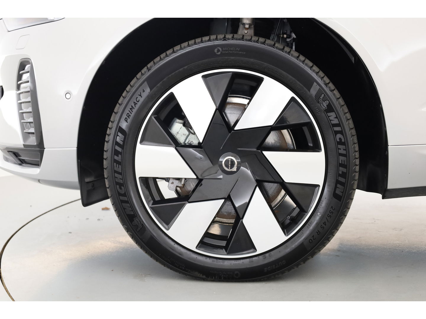 Volvo XC60 2.0 T8 Plug-in hybrid AWD Ultra Dark | Luchtvering | Massage | B&W audio | HUD | elek. Trekhaak | Stoelventi. | 360 camera |